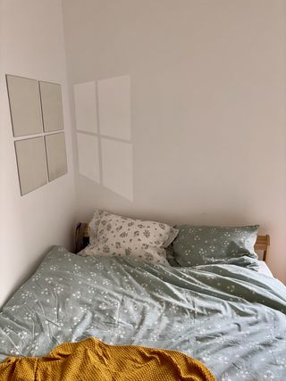 Picture of bed with sheets