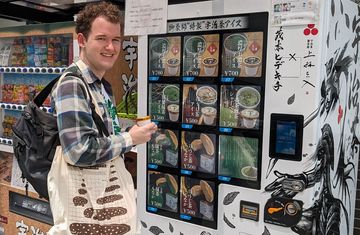 kyoto study abroad student buying goods