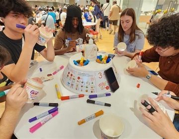 Students designing cup ramen cups