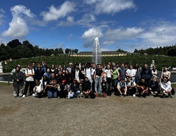 Group photo outside palace 