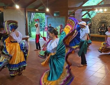 trad CR folk dancers