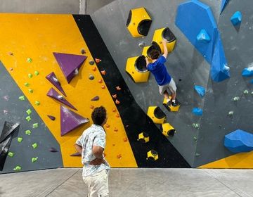 Indoor rock climbing, free climb!