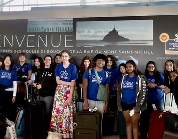 Whole group student photo in front of welcome to Rennes sign