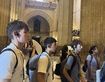 This photo shows Szymon, Alex, Colin and Evelyn listening attentively to the guide's explanations.