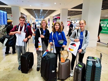 hsa students at the berlin airport