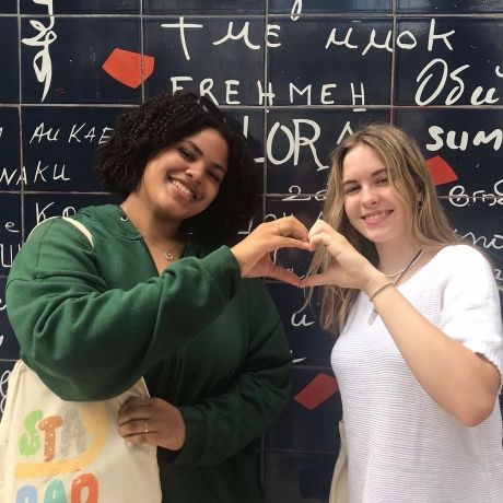 hssa paris girls at the monmatre j'taime wall