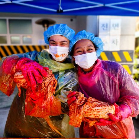 seould students making kimchi