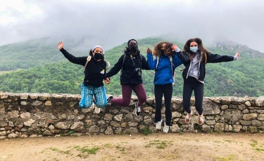 four girls jumping toulouse