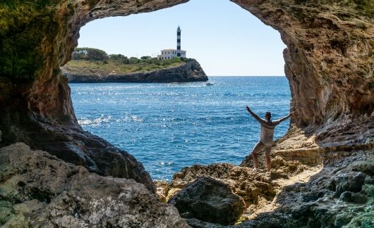 palma archway overlooking water