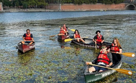 Toulouse_canoe activity on the Garonne river.jpg