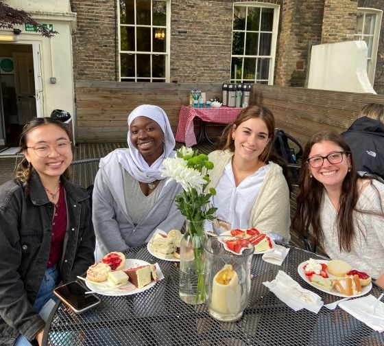 London students at cafe