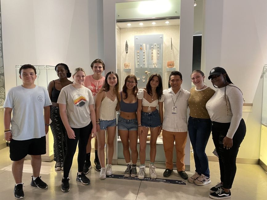 The group at el Museo de Mundo Maya 