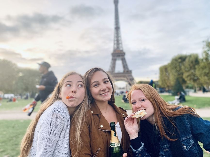 Picnic in front of the Eiffel Tower