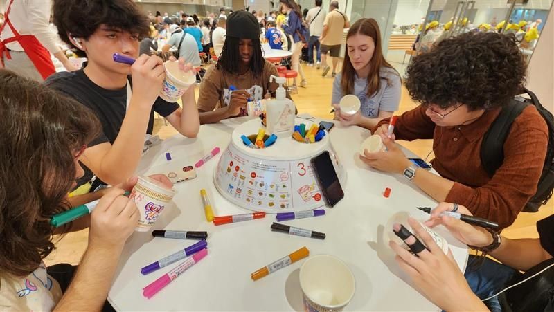 Students designing cup ramen cups