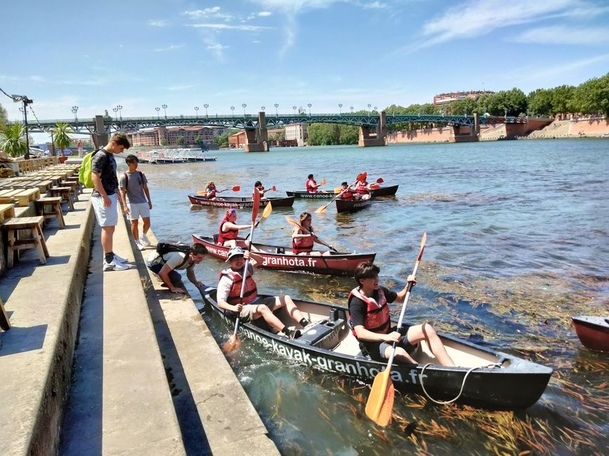 Canoeing in small groups on the Garonne river in Toulouse