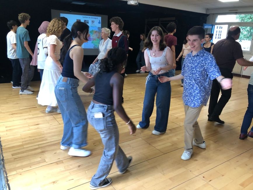 Danse bretonne en groupe de quatre