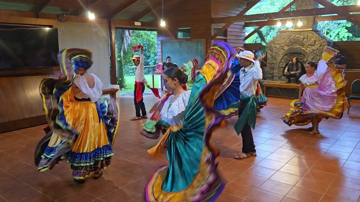 trad CR folk dancers