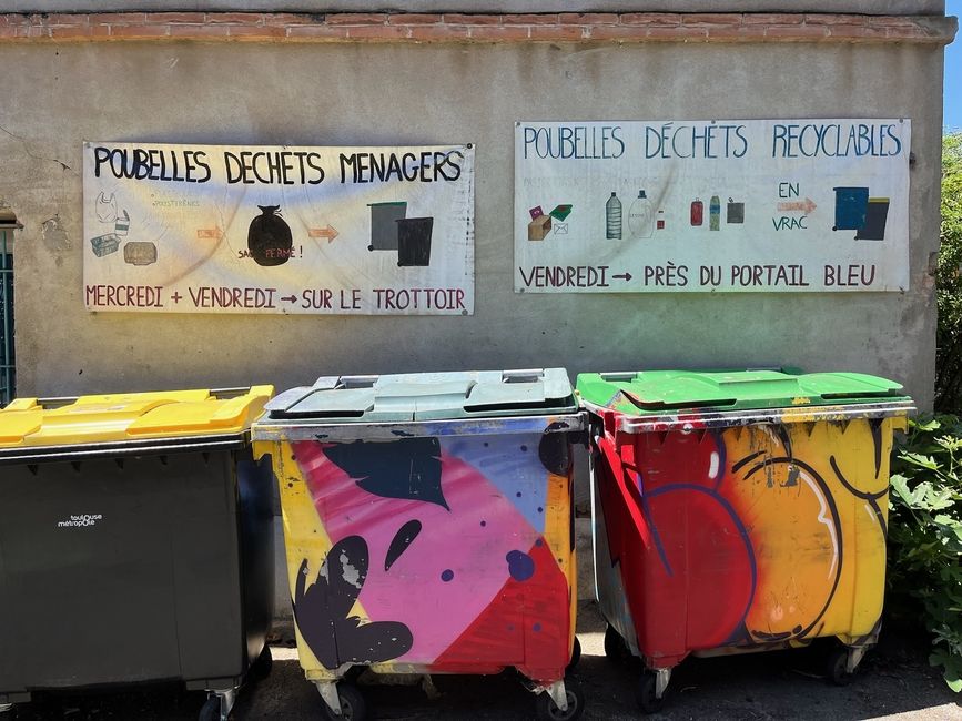 Bins to sort recycling