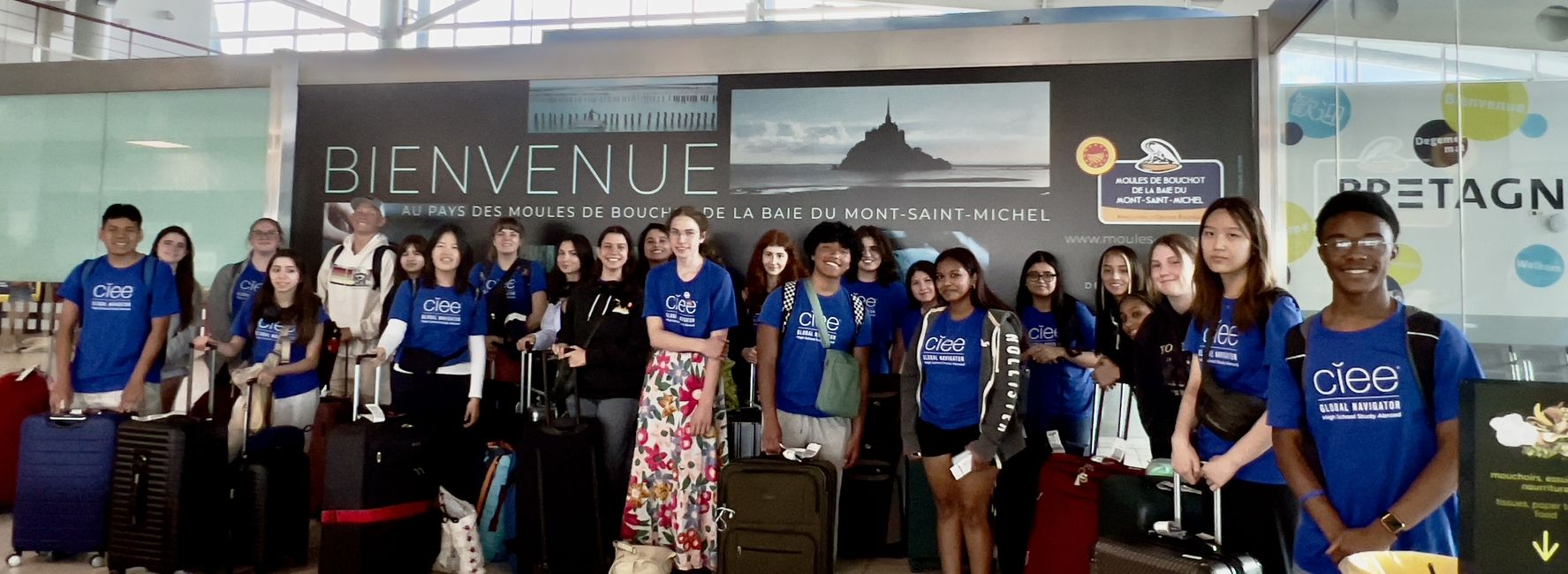 Whole group student photo in front of welcome to Rennes sign