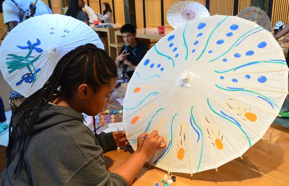 student painting umbrella china