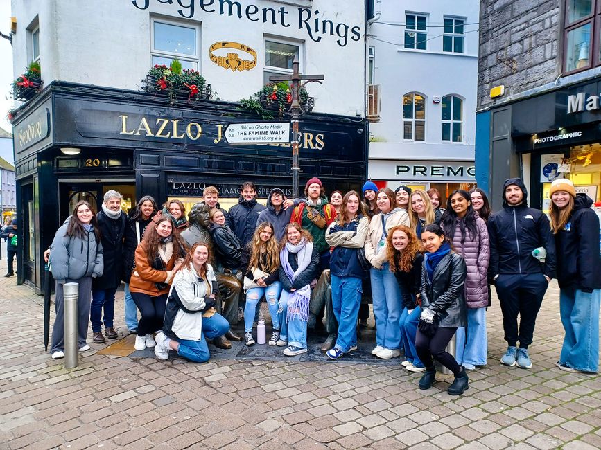 dublin-student-group-oscar-wilde-statue