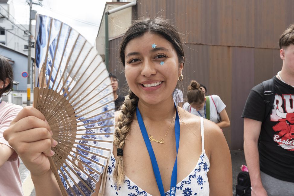 student-in-kyoto-fan.jpg