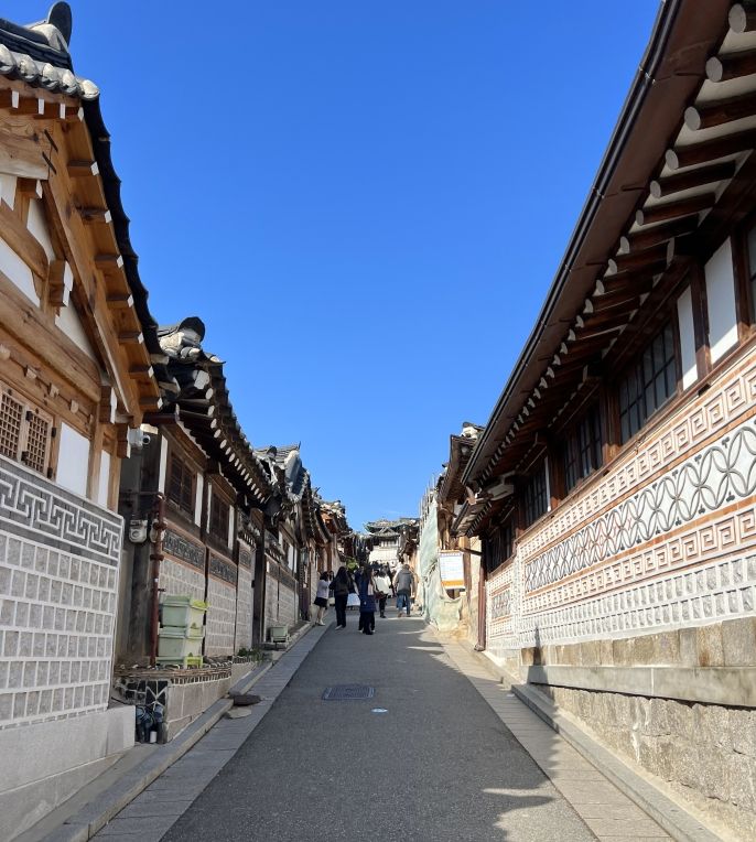 We went on a Seoulmate's trip to see the Hanok Village and buy authentic Korean souvenirs which was so beautiful and fun.