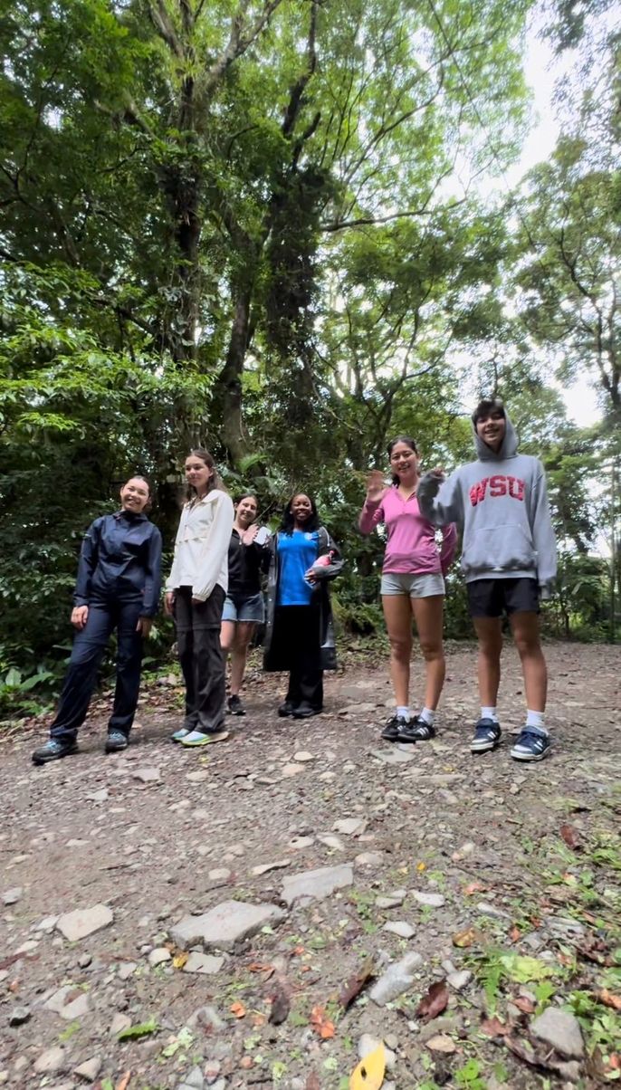 Margaux, Zoé, Anet, Tiarra, Maddy and Paxton.