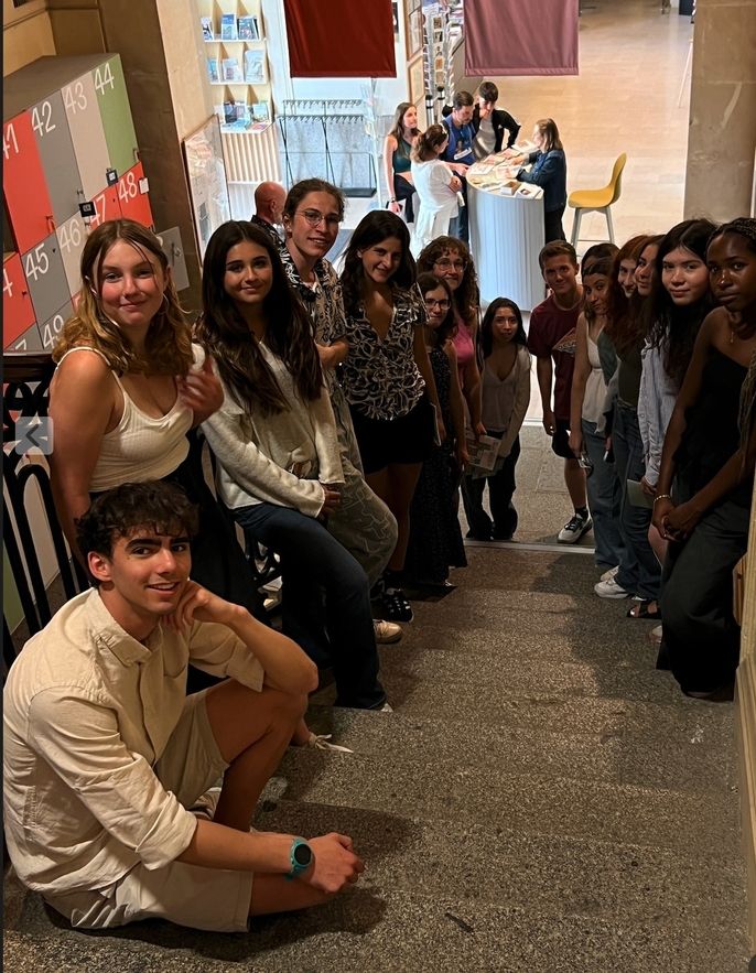 15 French 3 Honor Students standing on the steps of an art museum