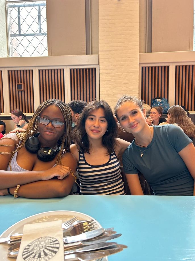 3 students enjoy dinner at Absalon