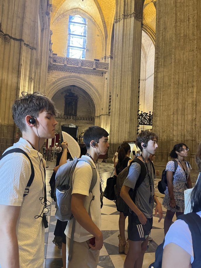 This photo shows Szymon, Alex, Colin and Evelyn listening attentively to the guide's explanations.