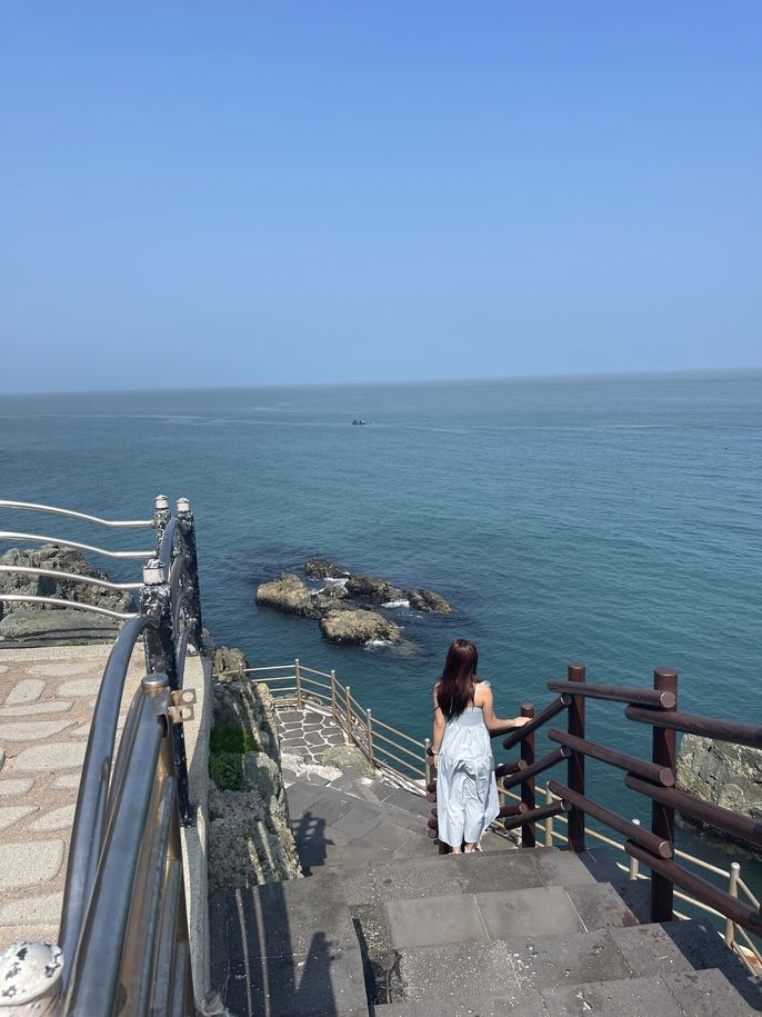 Image of a woman overlooking views at Cheongsapo Daritdol Observatory