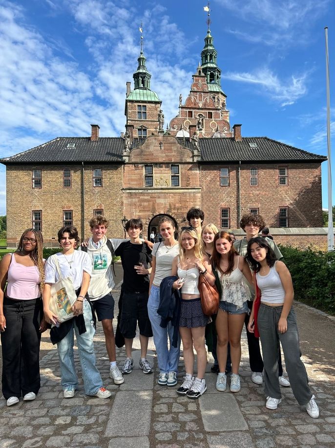 Students in front of Rosenborg Castle