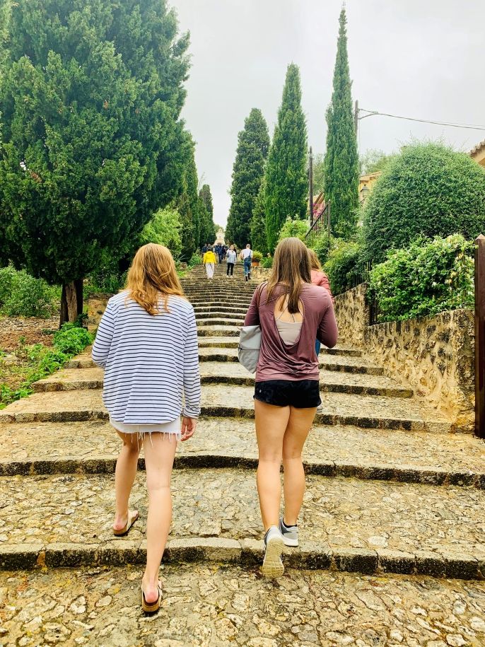 palma girls walking up steps