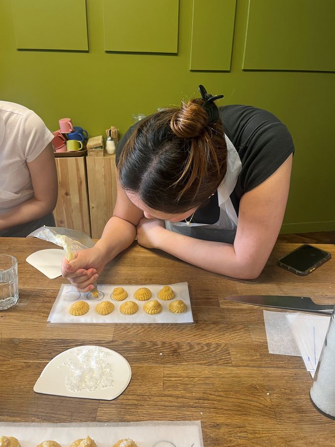 student-baking-in-paris.jpg