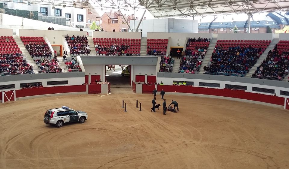 Guardia Civil detain man with knife.