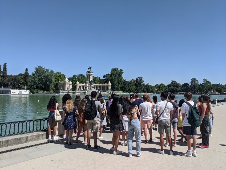 Students enjoying a tour of Retiro Park. 