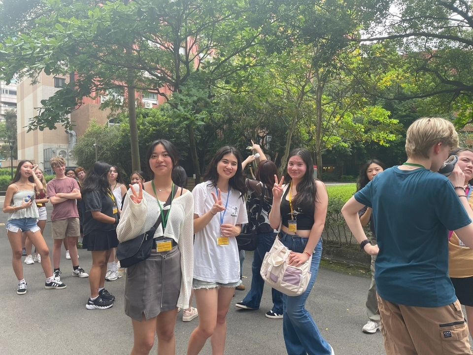 Students on the NTNU campus.