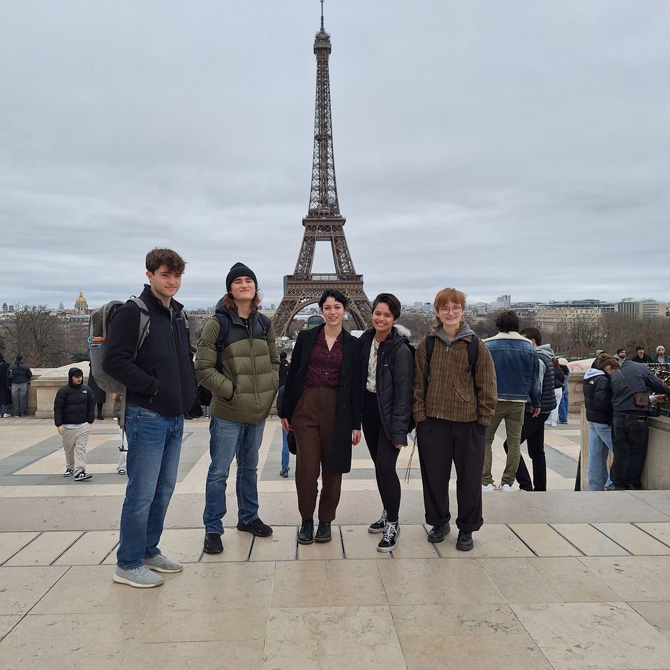 paris eiffel tower students