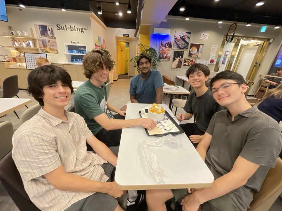 Students enjoying mango bingsu