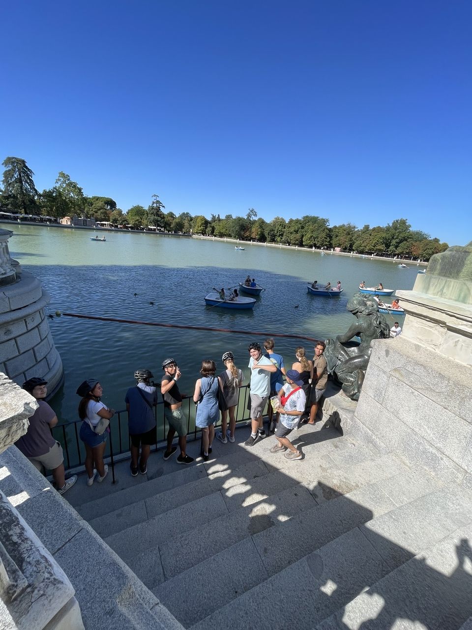 Feeding the large fish of Retiro's pond!