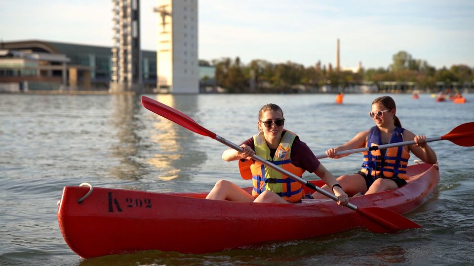 Students kayaking in the Guadalquivir River