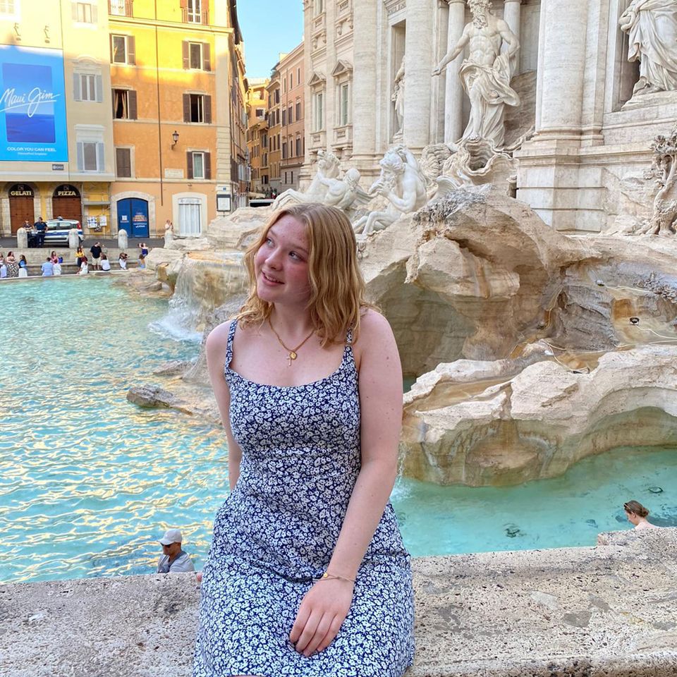 rome trevi fountain student